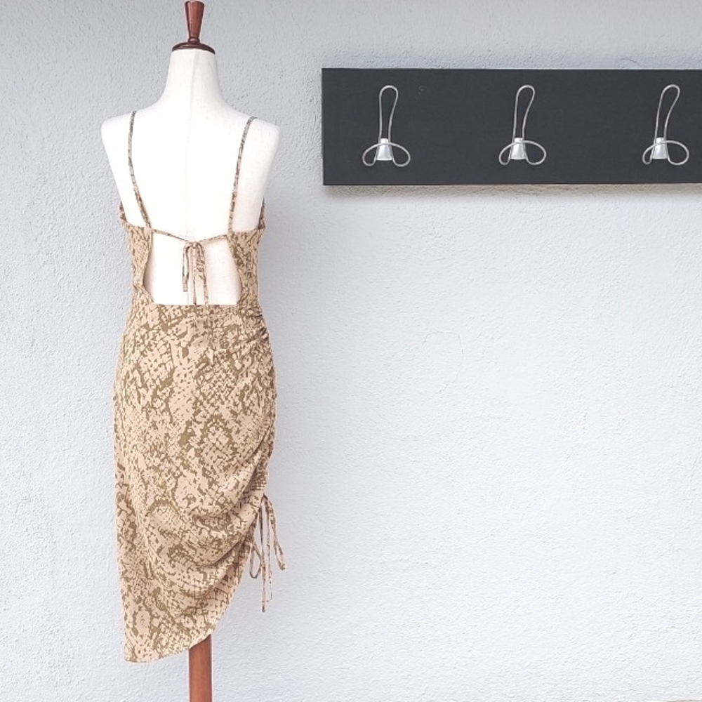 Cut-out Dress With Rouched Side - Picture 2 of 13